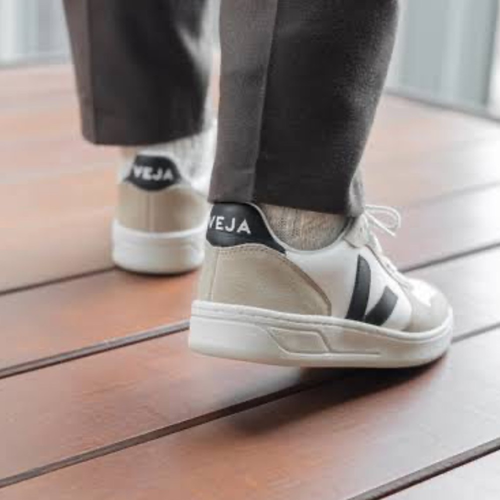 VEJA
'V-1O CHROMEFREE LEATHER' SNEAKERS
$199 O-EXTRA WHITE BLACK SAHARA men 7 👟 - Picture 5 of 16